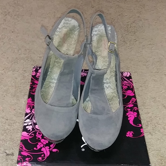 "GENTLY USED" Gray suede dance style heel Saydie - Picture 2 of 5